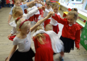 6 latki tańczą Poloneza